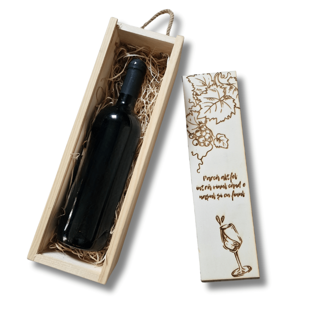 Cutie din lemn pentru sticla de vin, gravată cu mesaj ”Parcă altfel intră vinul când e nașul și cu finul” - CadoArt