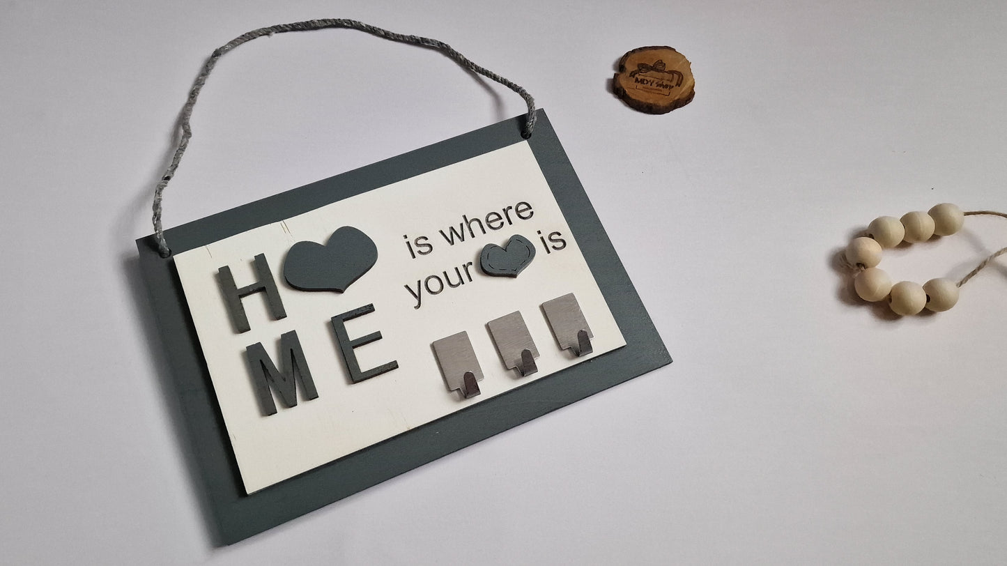 suport cuier chei gri alb cu textul "home îs where your heart is"