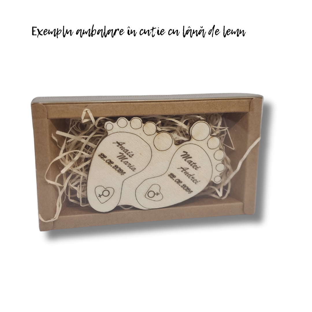marturie pentru botez personalizata cu nume si data ambalată in cutie cu lână de lemn