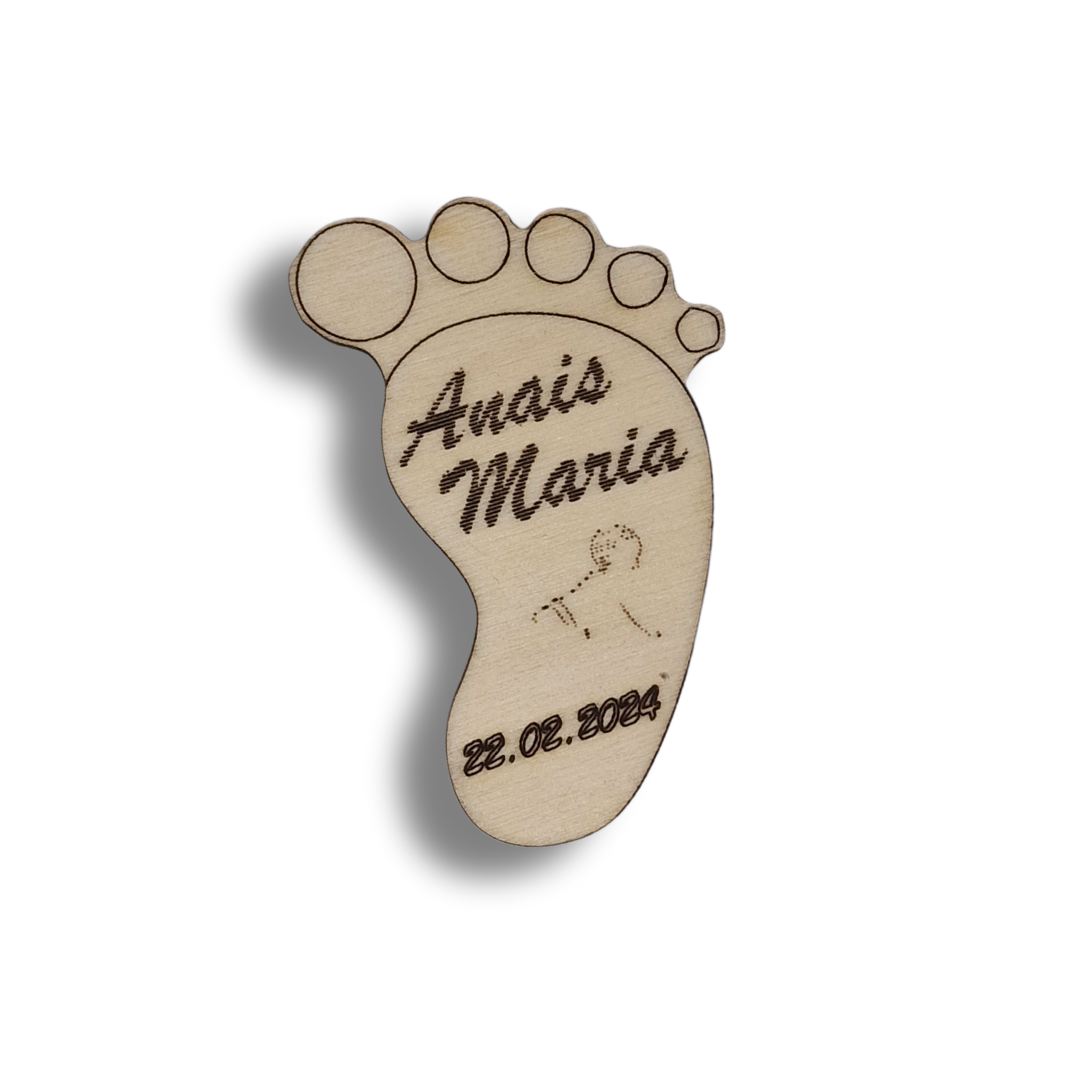 picioruș bebe din lemn personalizat cu numele si data nașterii