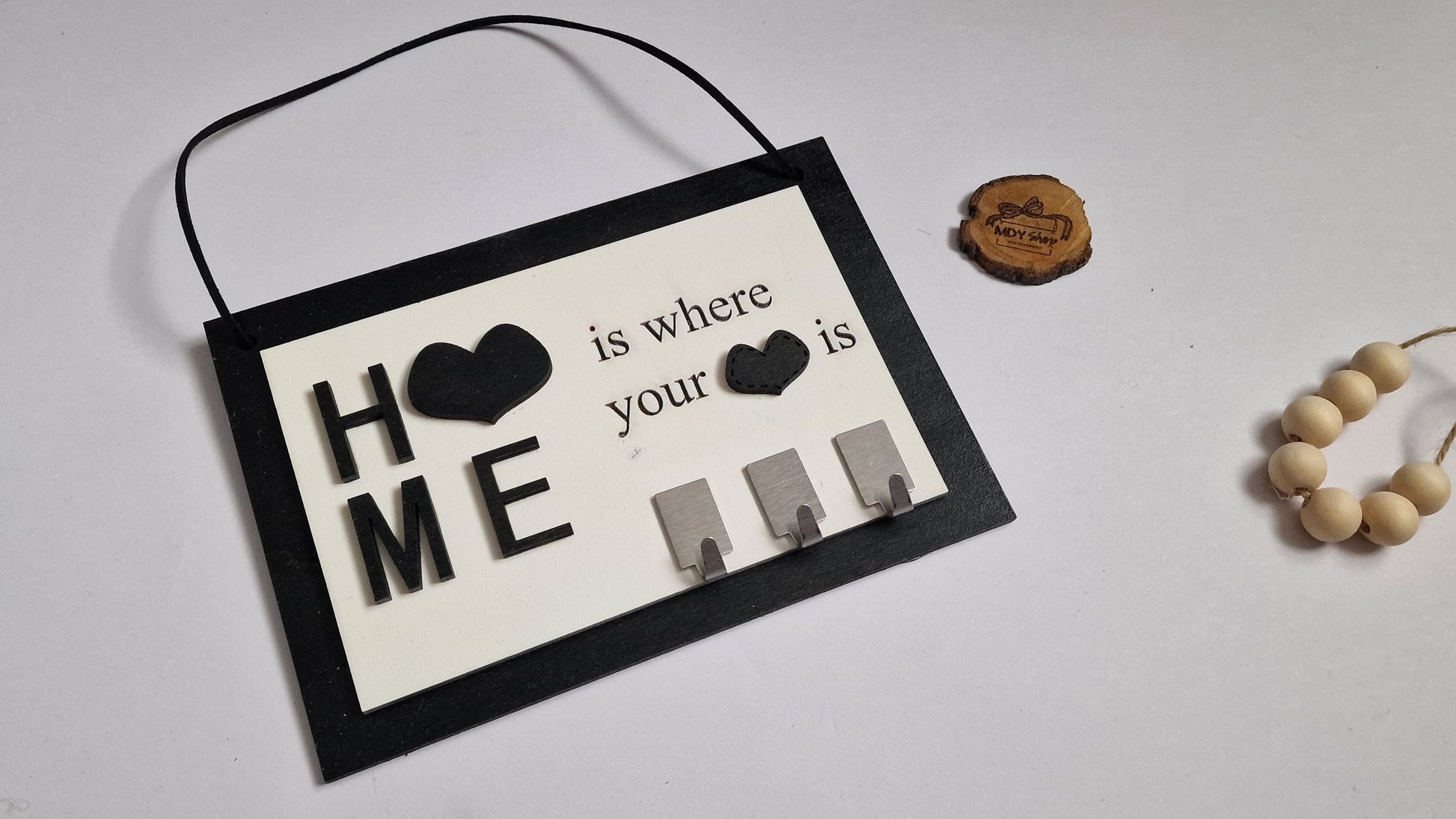 suport cuier chei negru alb cu textul "home îs where your heart is"