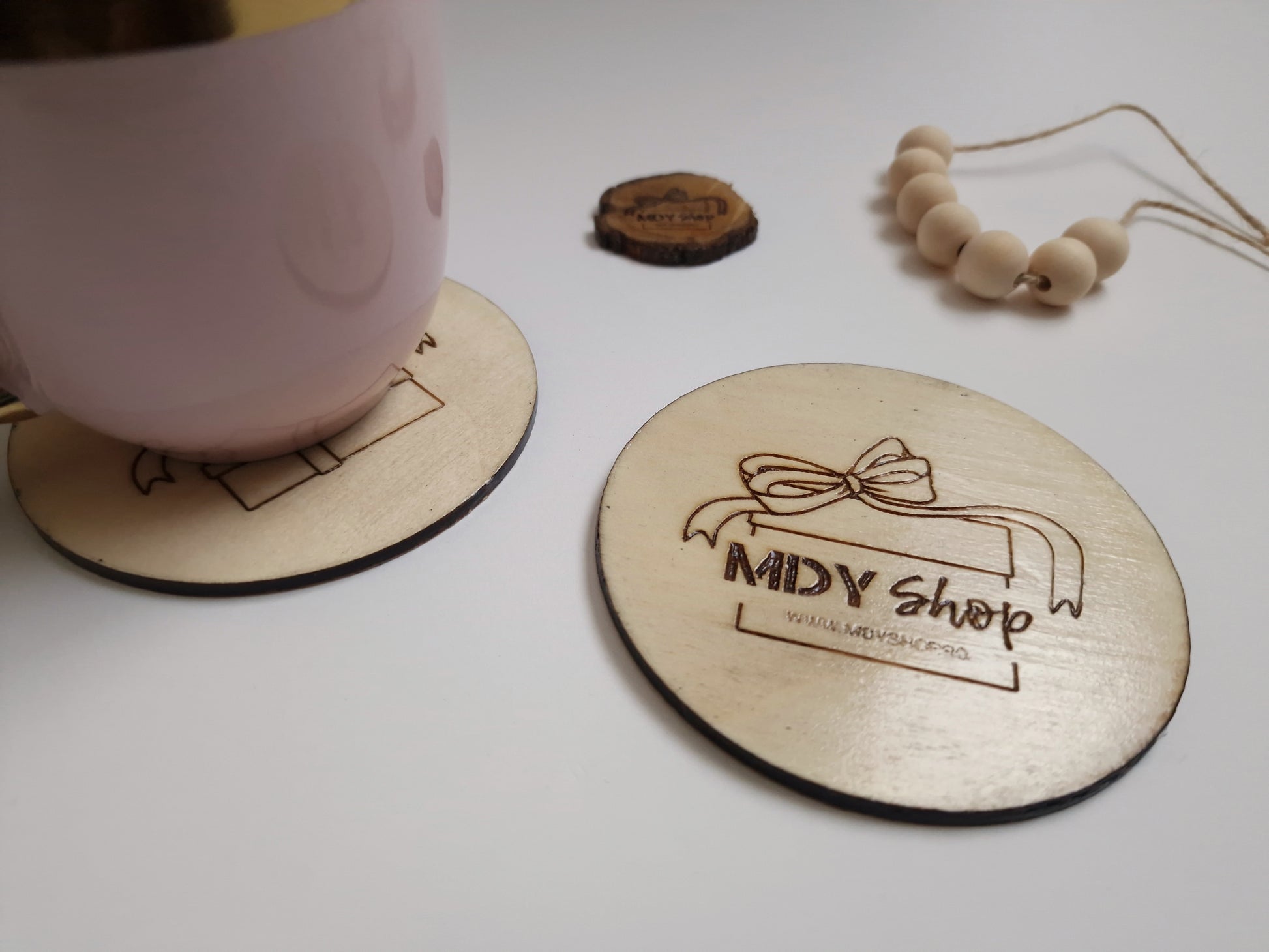 Suport pentru cana sau pahar (coasters) realizat din lemn. Acesta se poate personaliza cu logo-ul companiei, un mesaj text sau o imagine.